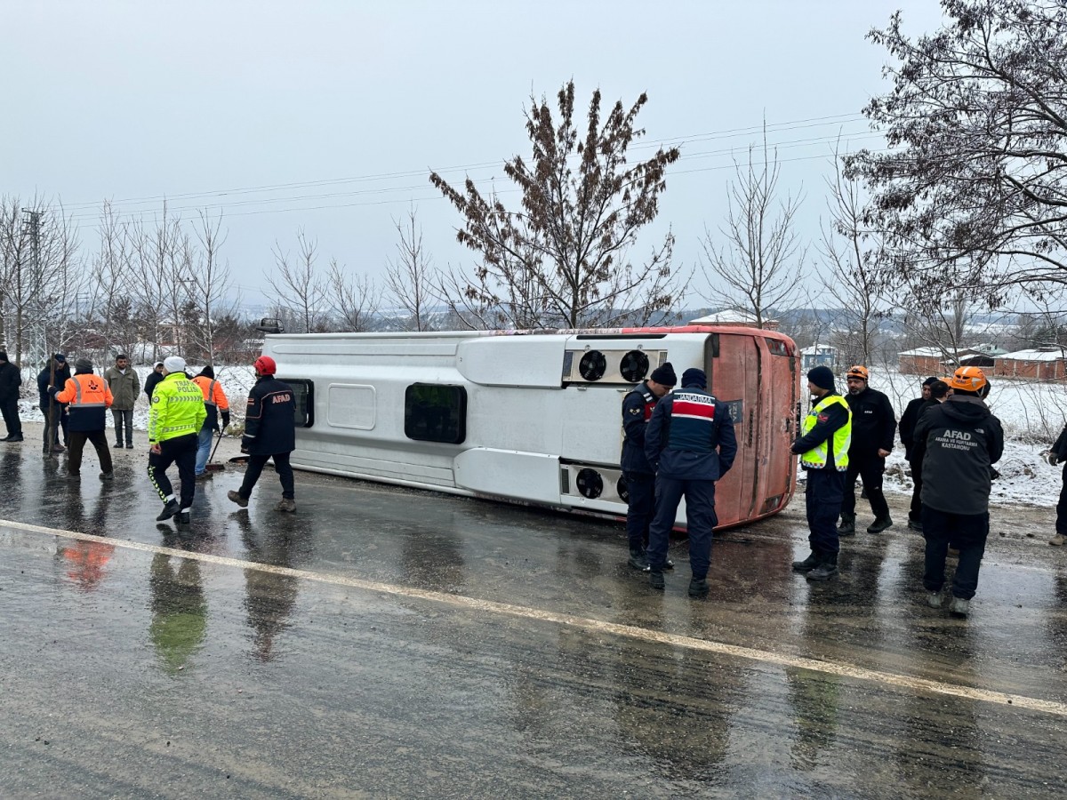 Cenaze taşıyan otobüs devrildi: 2'si ağır 16 yaralı;