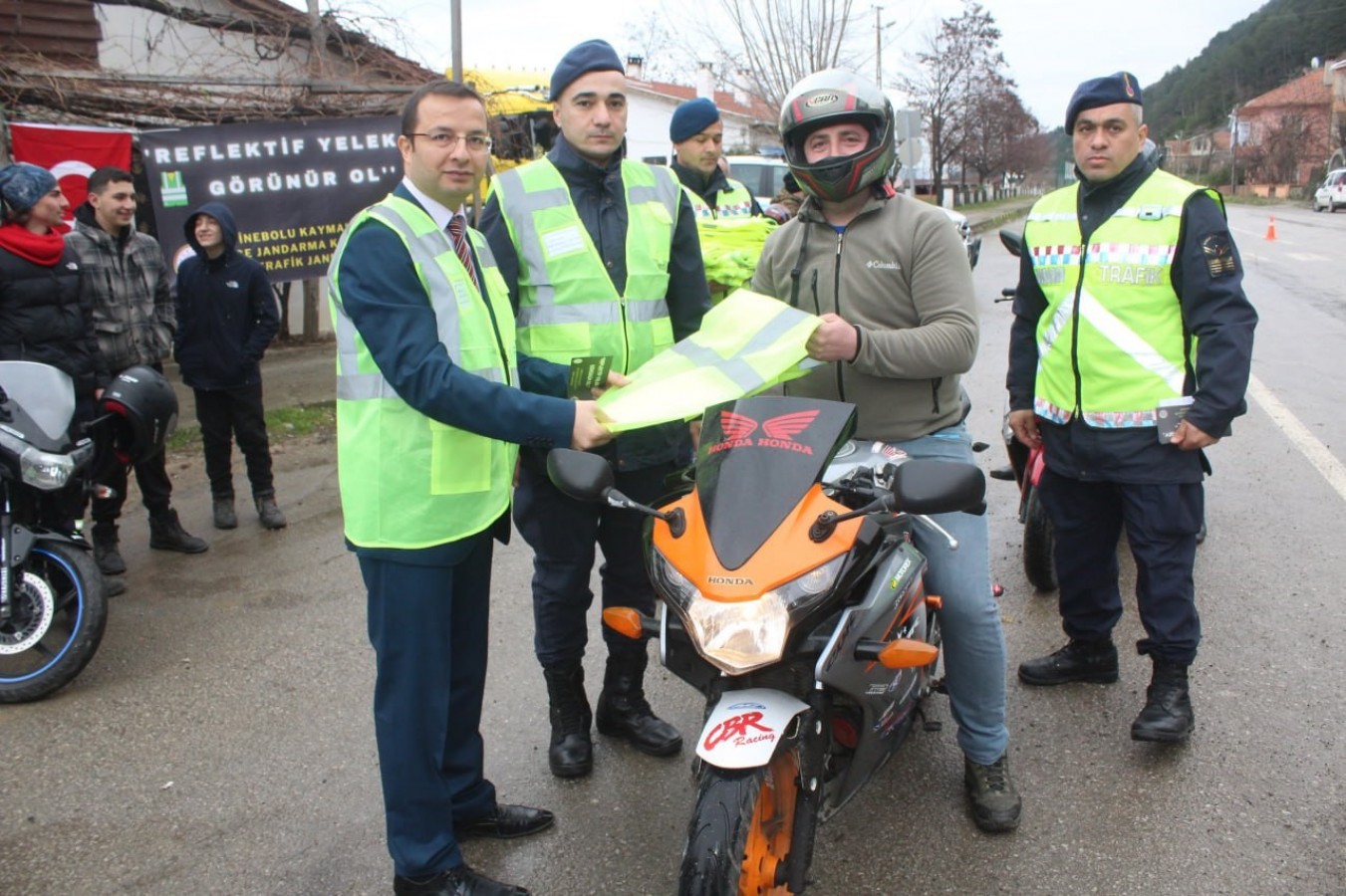 Motosiklet ve bisiklet sürücülerine reflektif yelek dağıtıldı;