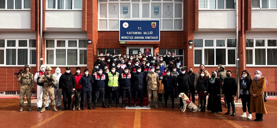 Öğrenciler, jandarma ile birlikte müzeyi gezdi;