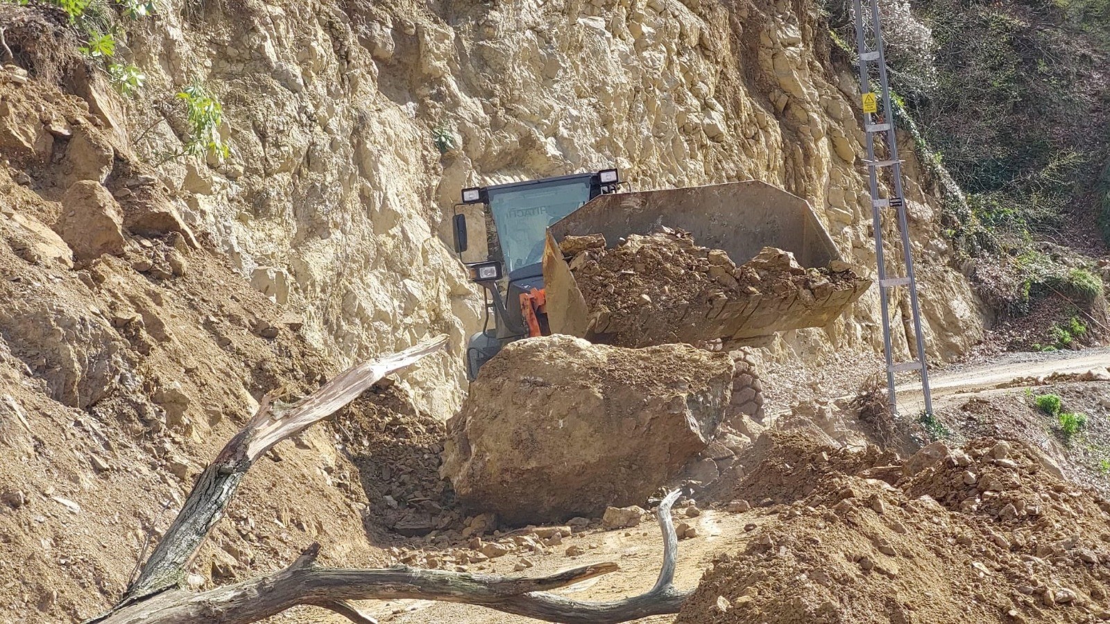Heyelan köy yolunu ulaşıma kapattı;