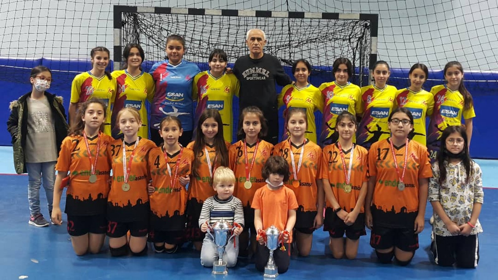 Hentbol mücadeleleri nefes kesti;