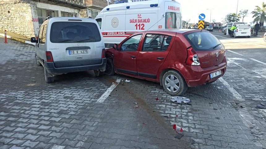 Otomobil ile hafif ticari araç çarpıştı: 2 yaralı