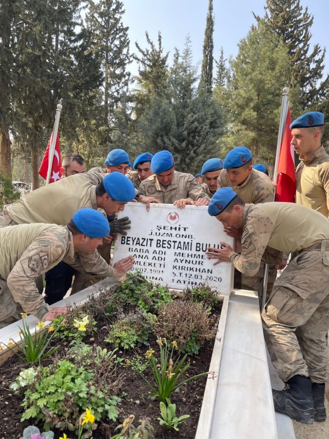 Depremde tahrip olan şehitliği, komandolar ve AFAD onardı;