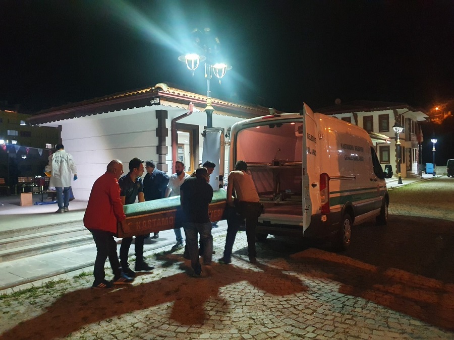 Yolda yürürken fenalaştı;