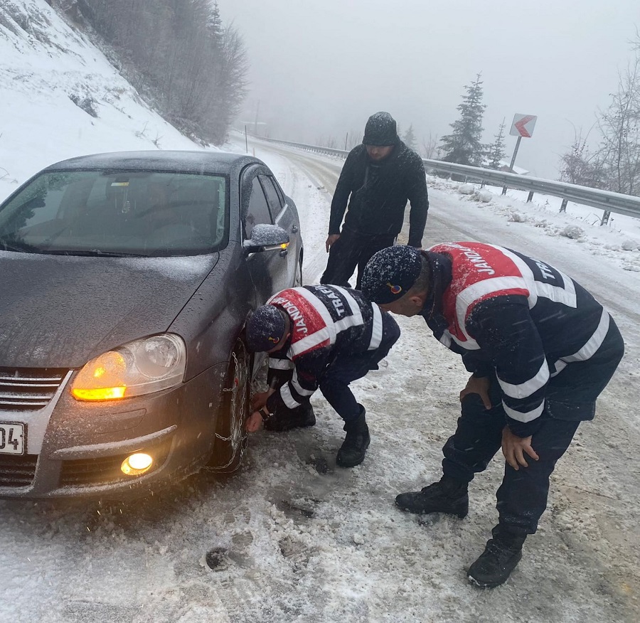 Karlı yolda kalan araçlara jandarma yetişti;