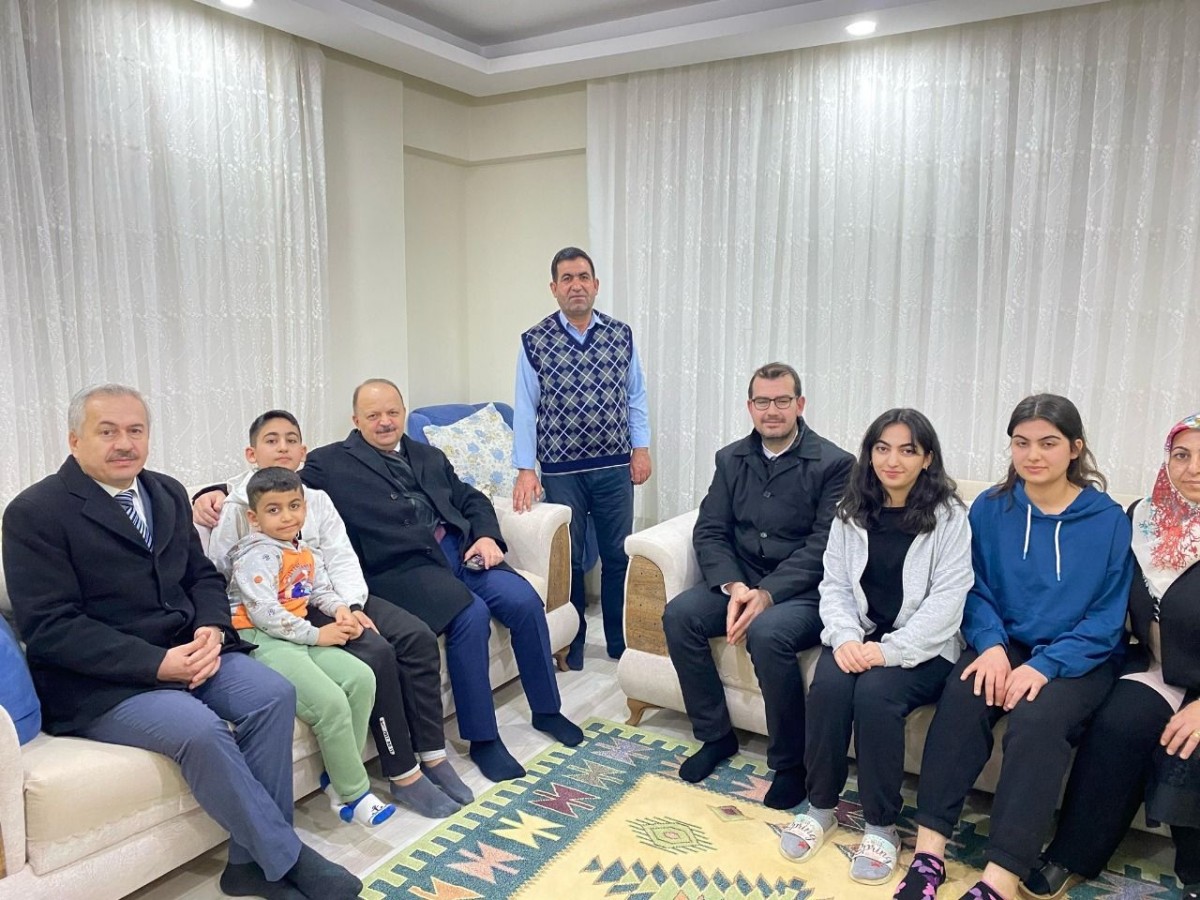Vali Dallı, depremzede aile ile bir araya geldi;