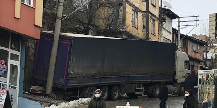 Deveciler'de tır kaydı, trafik durdu!;