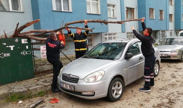 İnönü Mahallesi'nde fırtına yıktı geçti!;