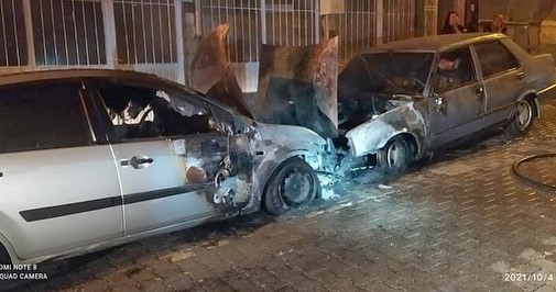 İki otomobil yanarak kullanılamaz hale geldi