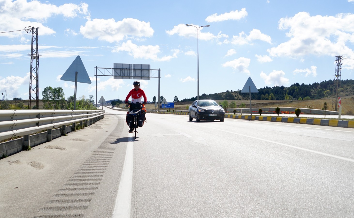 Kahramanlar için 950 kilometre pedal çevirdi;