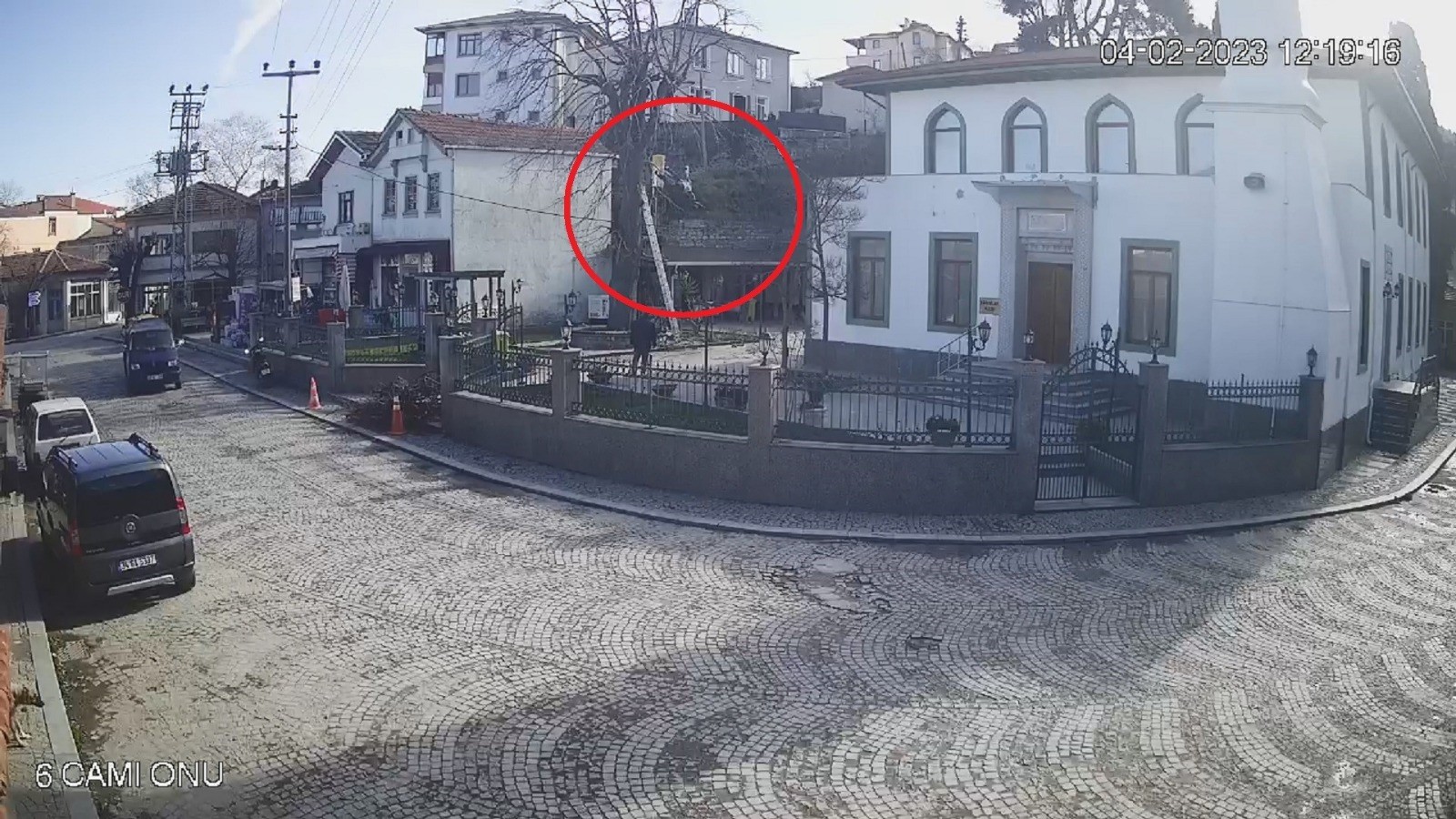 Düştüğü an kameraya yansıdı;