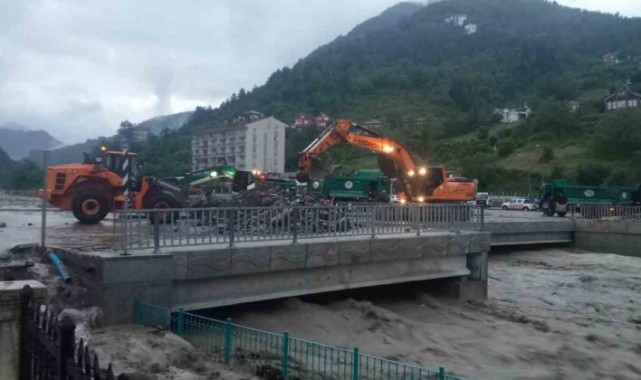 Sel tehlikesi yaşayan ilçede okullar tatil edildi;