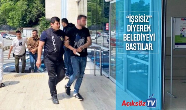 ‘İşsiziz’ diyerek belediye binasını bastılar;