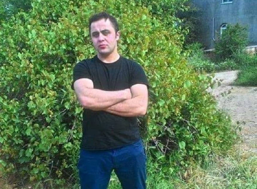 Kesim yaparken üzerine ağaç devrildi;