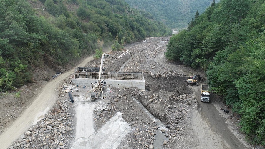 Ezine Çayı’nda çalışmalar devam ediyor;