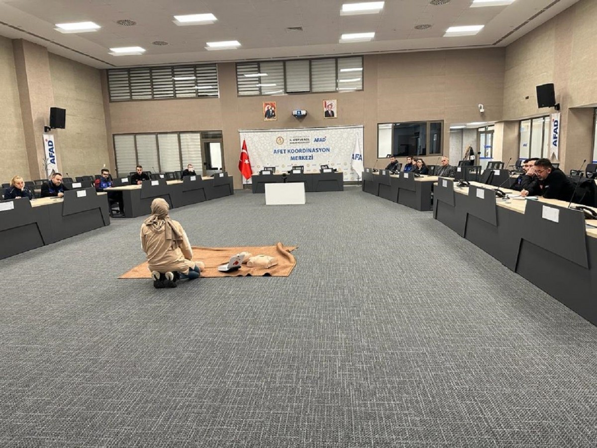Bin 219 kişiye ilkyardım eğitimi;
