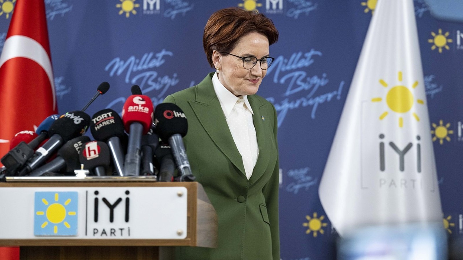 AKŞENER MASAYA DÖNÜYOR;