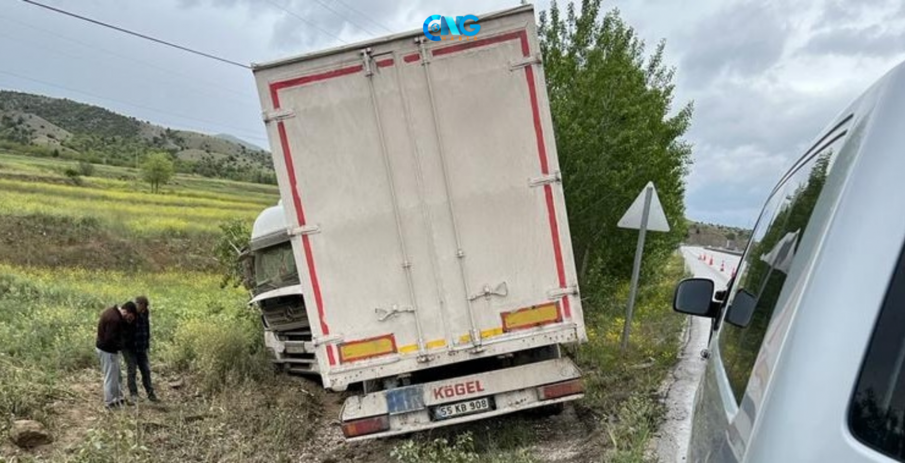 Tır yoldan çıktı;
