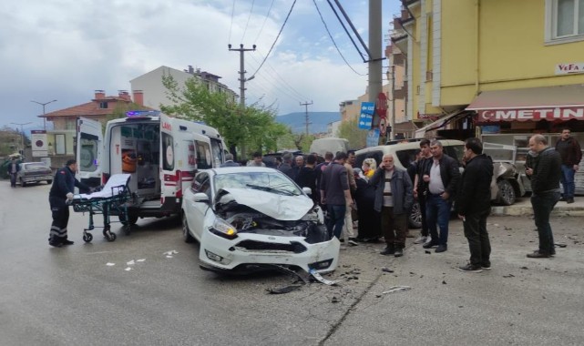 Hafif ticari araç ile otomobil çarpıştı: 3 yaralı;