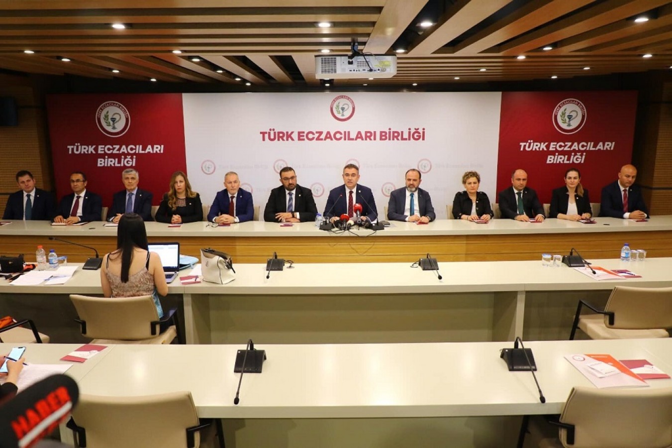 Her iki eczaneden biri, kapanma raddesinde;
