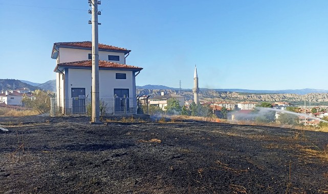 Yangın, trafoya sıçramadan söndürüldü;