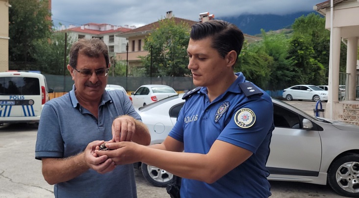 Yaralı haldeki kuşu teslim edildi;