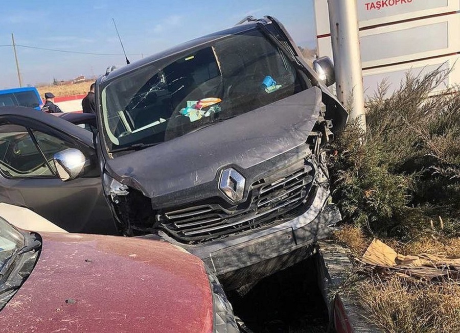 Minibüs ile otomobil çarpıştı feci kaza: 1 yaralı
