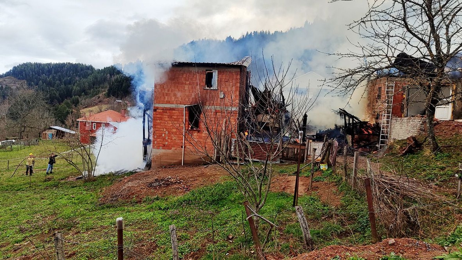 3 katlı ev yangında küle döndü