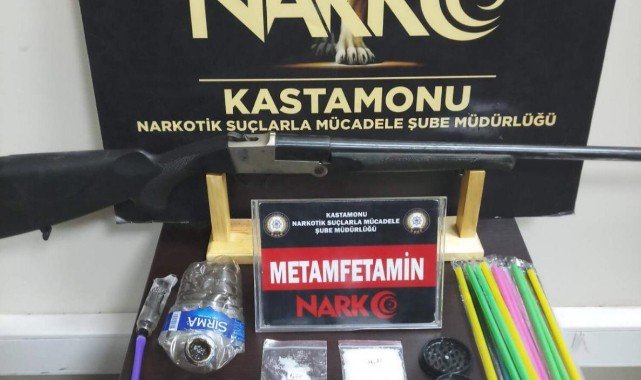 Uyuşturucuyu atıp kaçmaya çalıştılar;