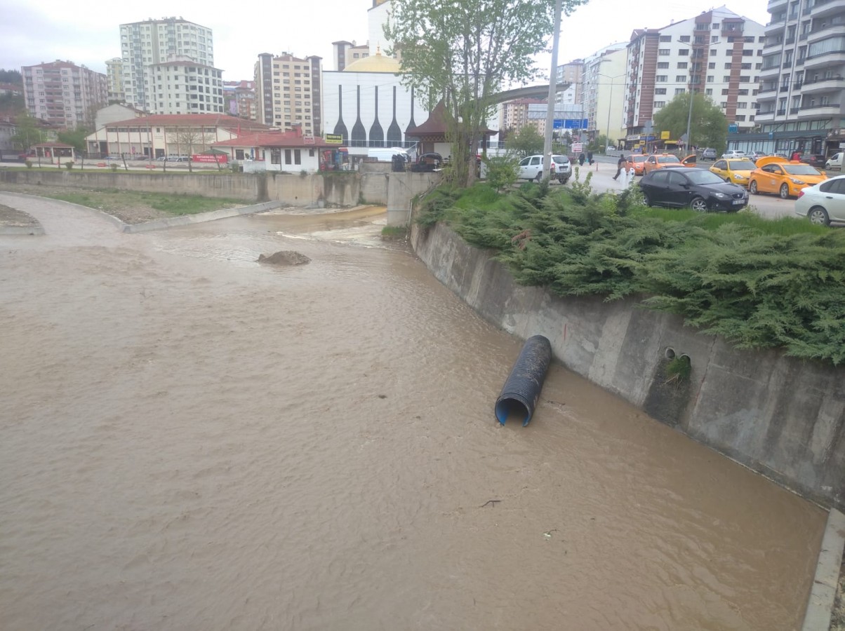 Karaçomak'ta borular yüzüyor;