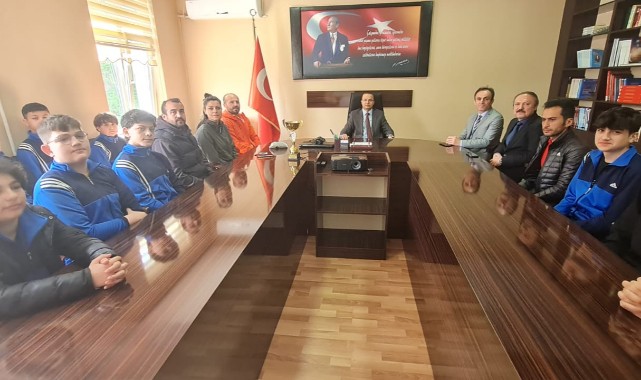 Atatürk Ortaokulu'ndan şampiyonluk;