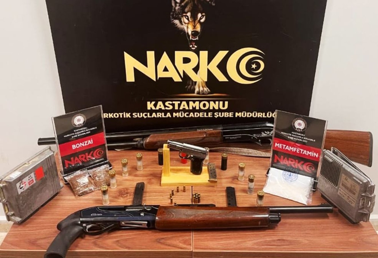 Kastamonu’da işyerinde silah ve uyuşturucu ele geçirildi;