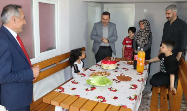 Depremzede aileye doğum günü sürprizi;
