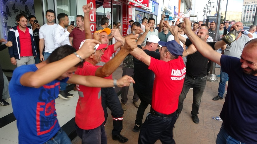 İşçiler göbek atarak kutladı;