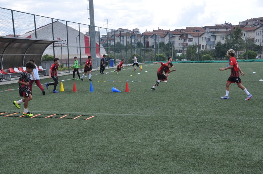 Geleceğin futbolcuları için yoğun çaba;
