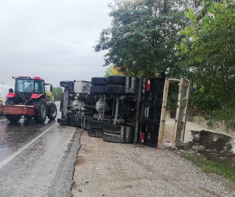 Kamyon ve tır çarpıştı: 1 yaralı;