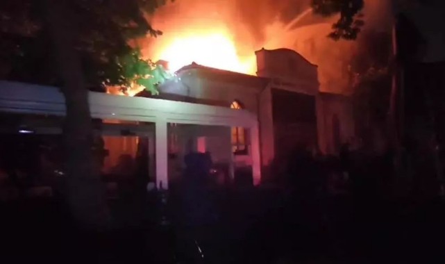 Topkapı Sarayı'ndaki yangın söndürüldü;