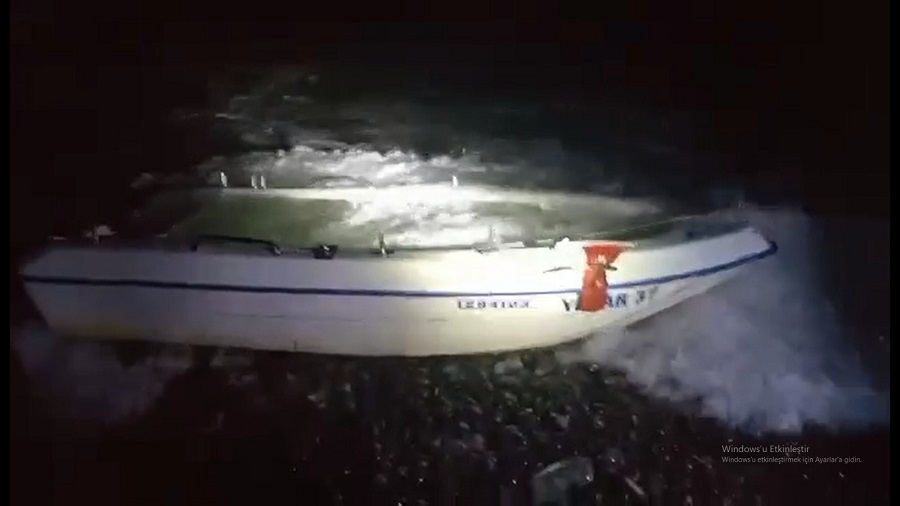 4 kişilik aileyi gençler kurtardı;