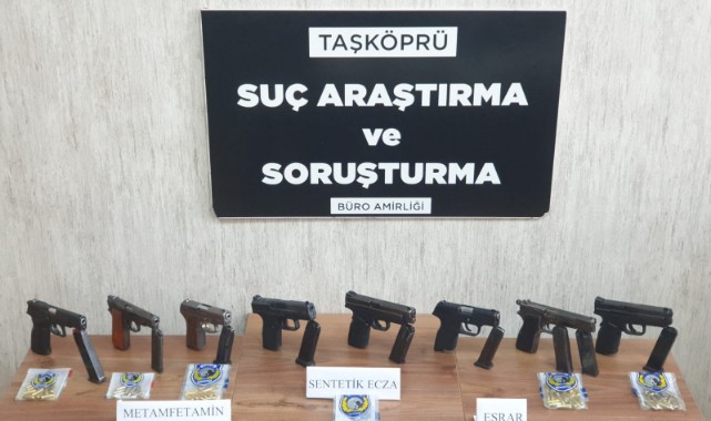 Taşköprü'de 8 ruhsatsız tabanca ele geçirildi;