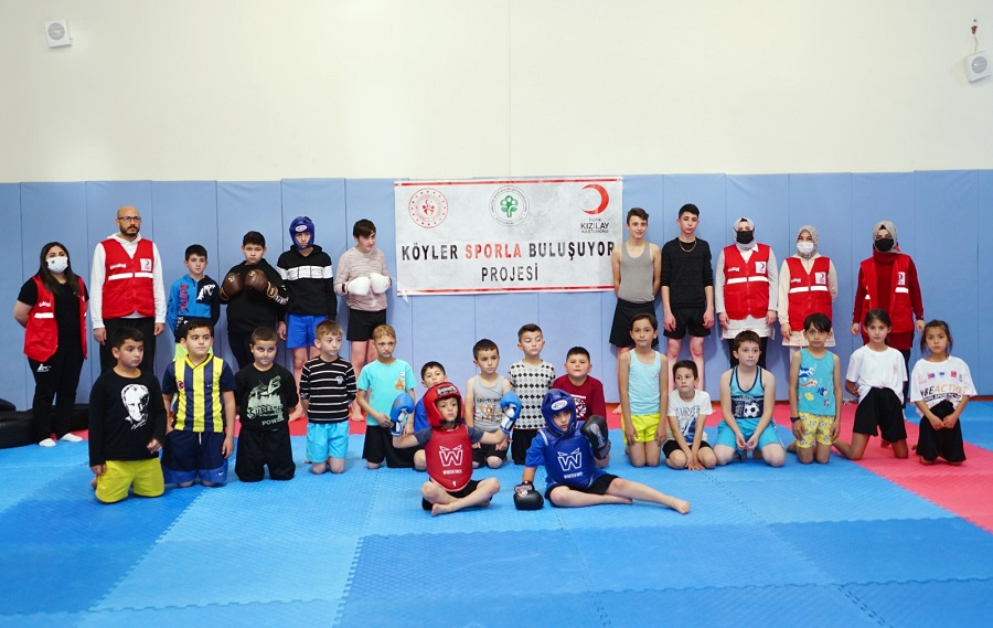 Köy çocukları sporla tanışıyor;