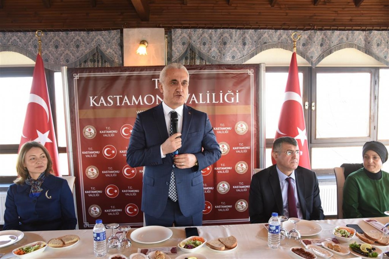 Mülki idare amirleri, yemekte bir araya geldi;
