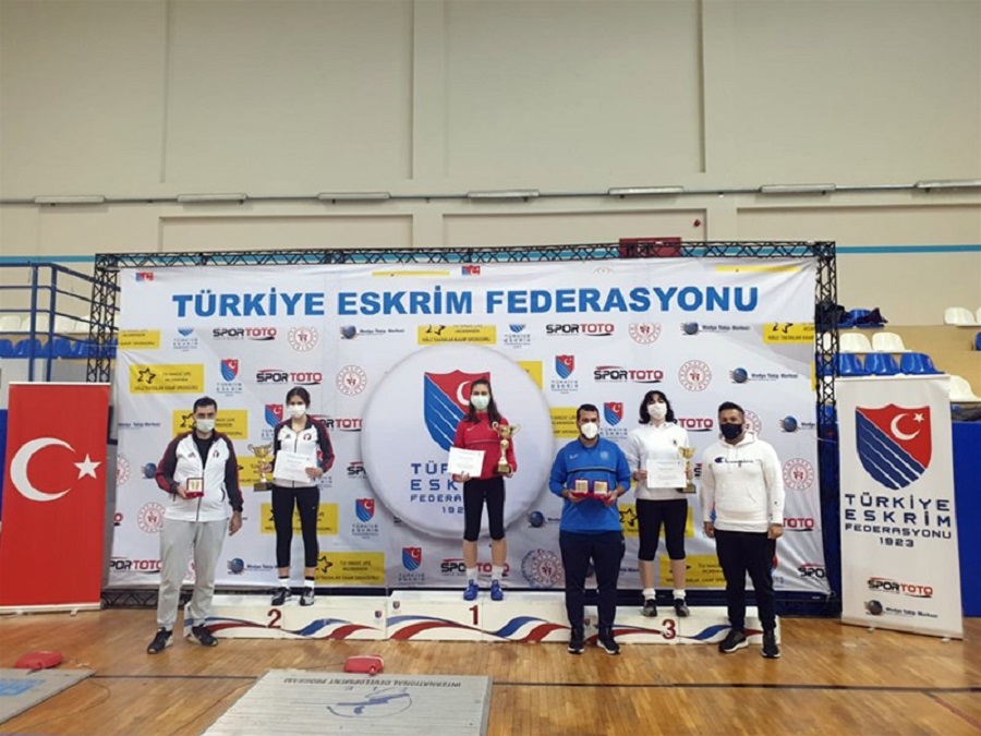 Eskrimcilerimiz, gururla döndü;