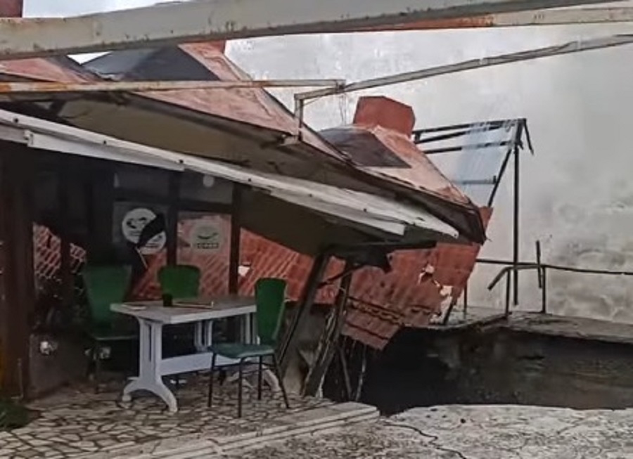 Dev dalgalar, kafeyi kullanılamaz hale getirdi;