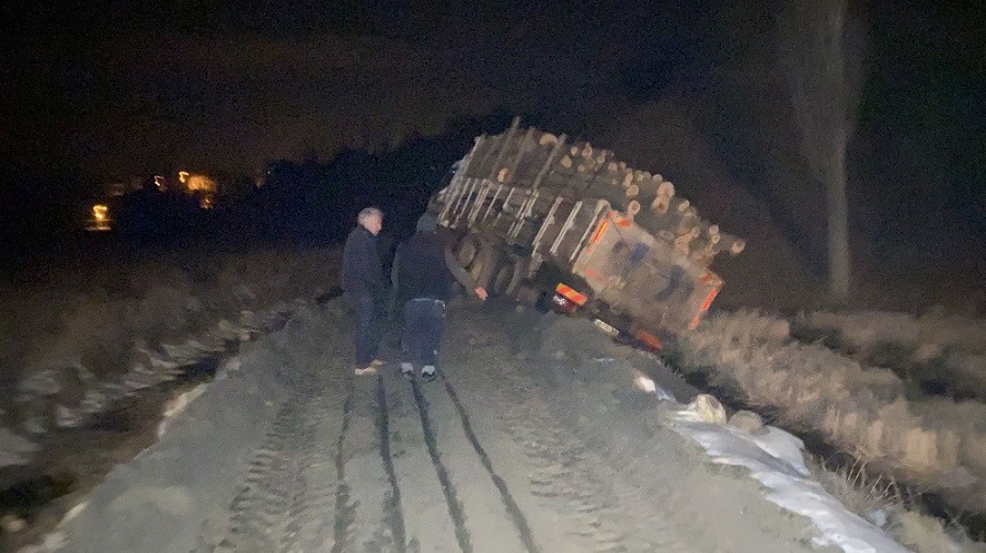 Yol çöktü, kamyon battı;