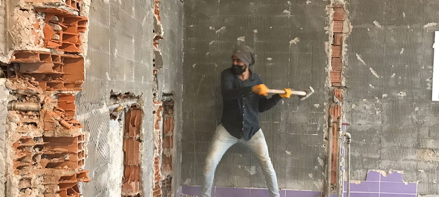 Gündüz inşatta, akşam spor salonunda ter döküyor;
