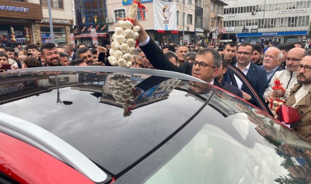 Meşaleyle karşıladılar, üzerine sarımsak koydular;