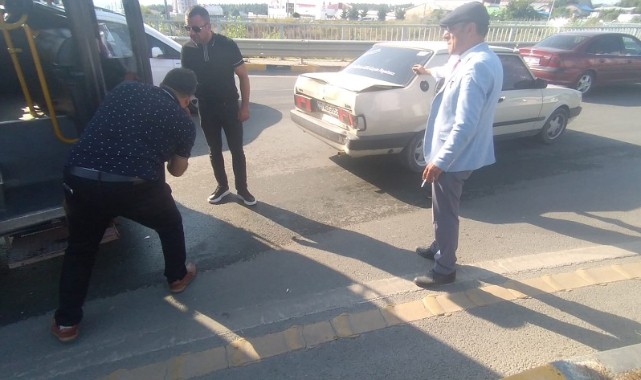 Çevre yolu kavşağında kaza: Belediye otobüsü otomobile çarptı;