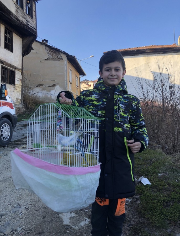 Kendi küçük, yüreği büyük;