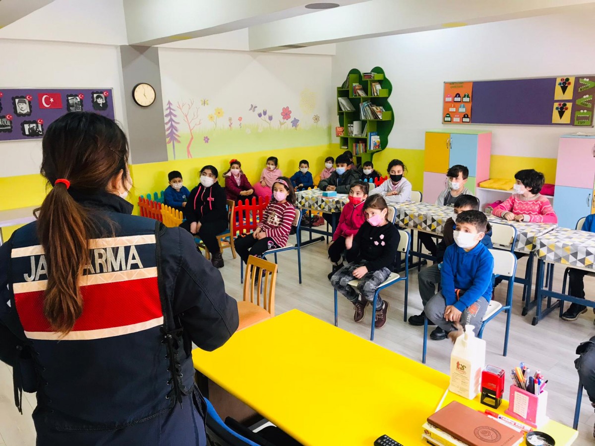 Jandarma küçük yaşta aşılıyor;