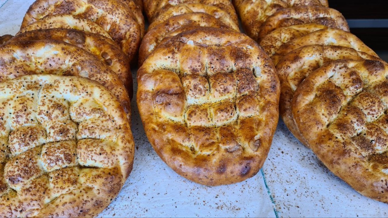 Ramazan ayının ilk pideleri tezgahta yerini aldı;